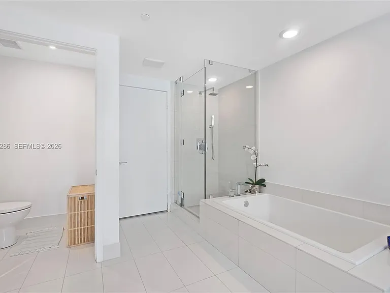 650 NE 32nd St #703 — Photo 13