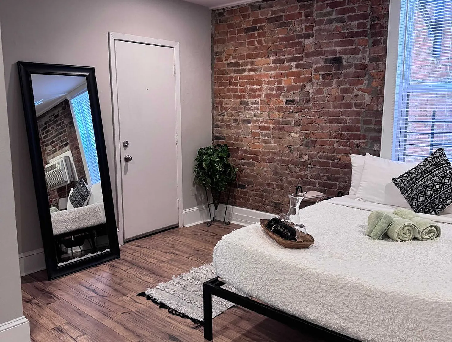 1 bed, 1.0 bath, $2,386 — Photo 2