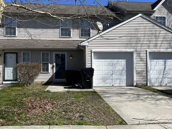 16 Meadowood Ln, Sicklerville, NJ 08081