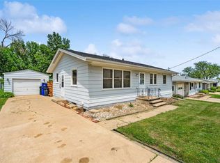 32 29th Ave SW, Cedar Rapids, IA 52404