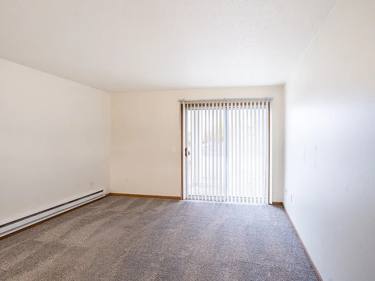 Fargo, ND Oxford Apartments | 21B | Living