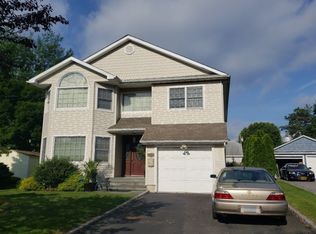 13 Sheppard St, Glen Head, NY 11545