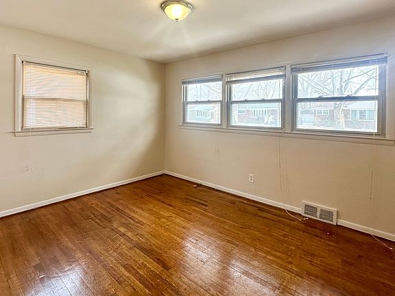 4th image of 24101 Westhampton St