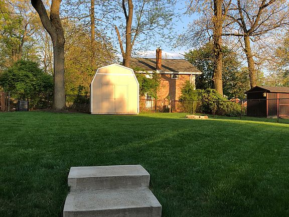 Level manicured yard w/shed