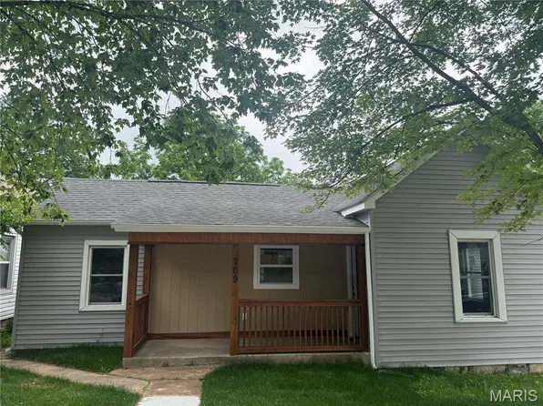 709 N 2nd St, De Soto, MO 63020