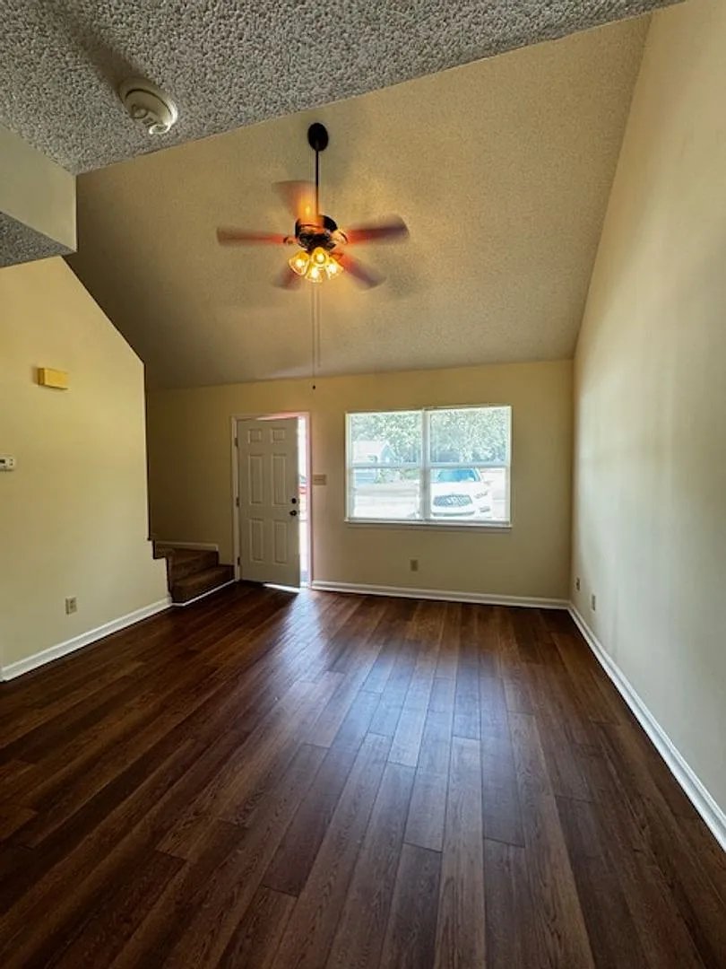 2 Bedrooms 2 Bath duplex — Photo 3