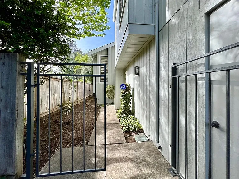 485 Trout Ct — Photo 2