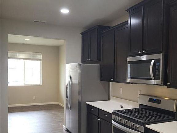 4th image of 556 Bondgard Ave E