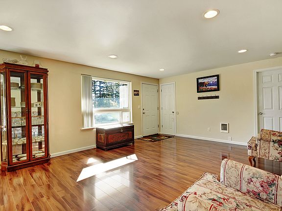 4th image of 16418 17th Ave E