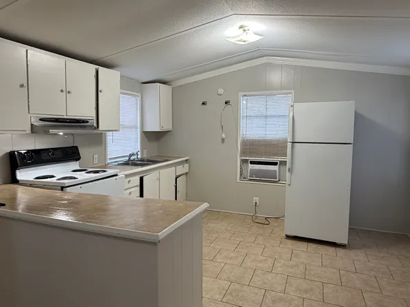 315 Sunset Dr #4, Hooks, TX 75561