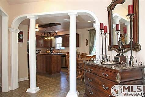 5th image of 425 Oak Meadow Ln