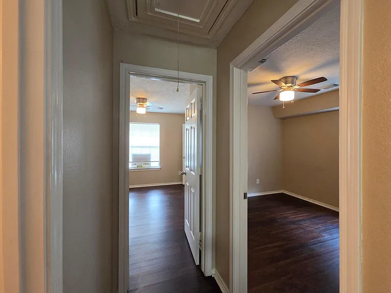 2811 Hackamore Hollow Ln — Photo 10