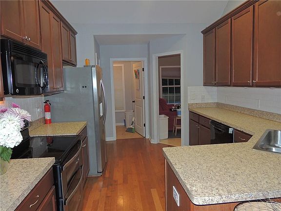 5th image of 1424 Averys Walk