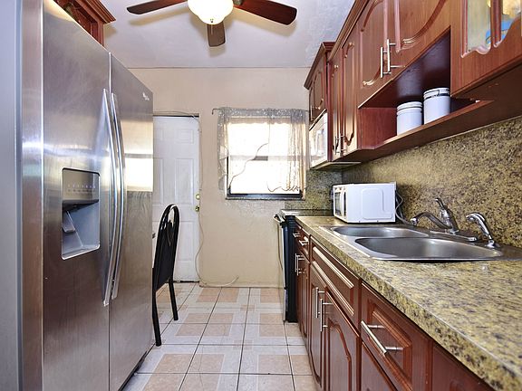 5th image of 995 NE 138th St