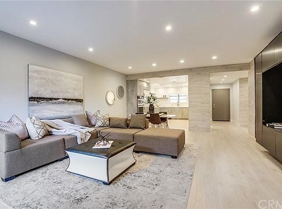 5th image of 12401 Moorpark St Unit 202