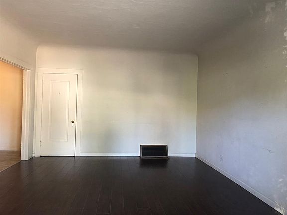 3rd image of 1096 Willow Glen Way