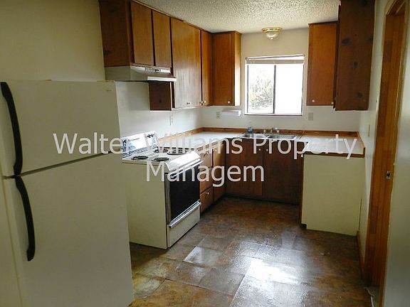 2nd image of 206 10th St #B