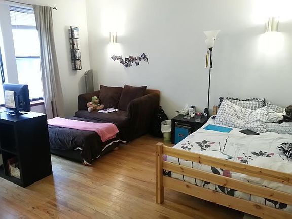 2nd image of 627 W Melrose St #6B