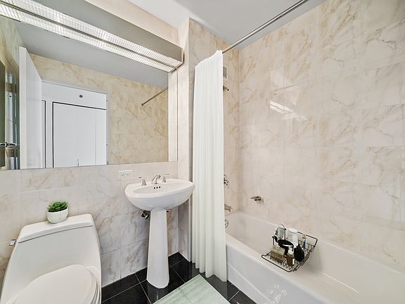 4th image of 420 E 61st St APT 42A
