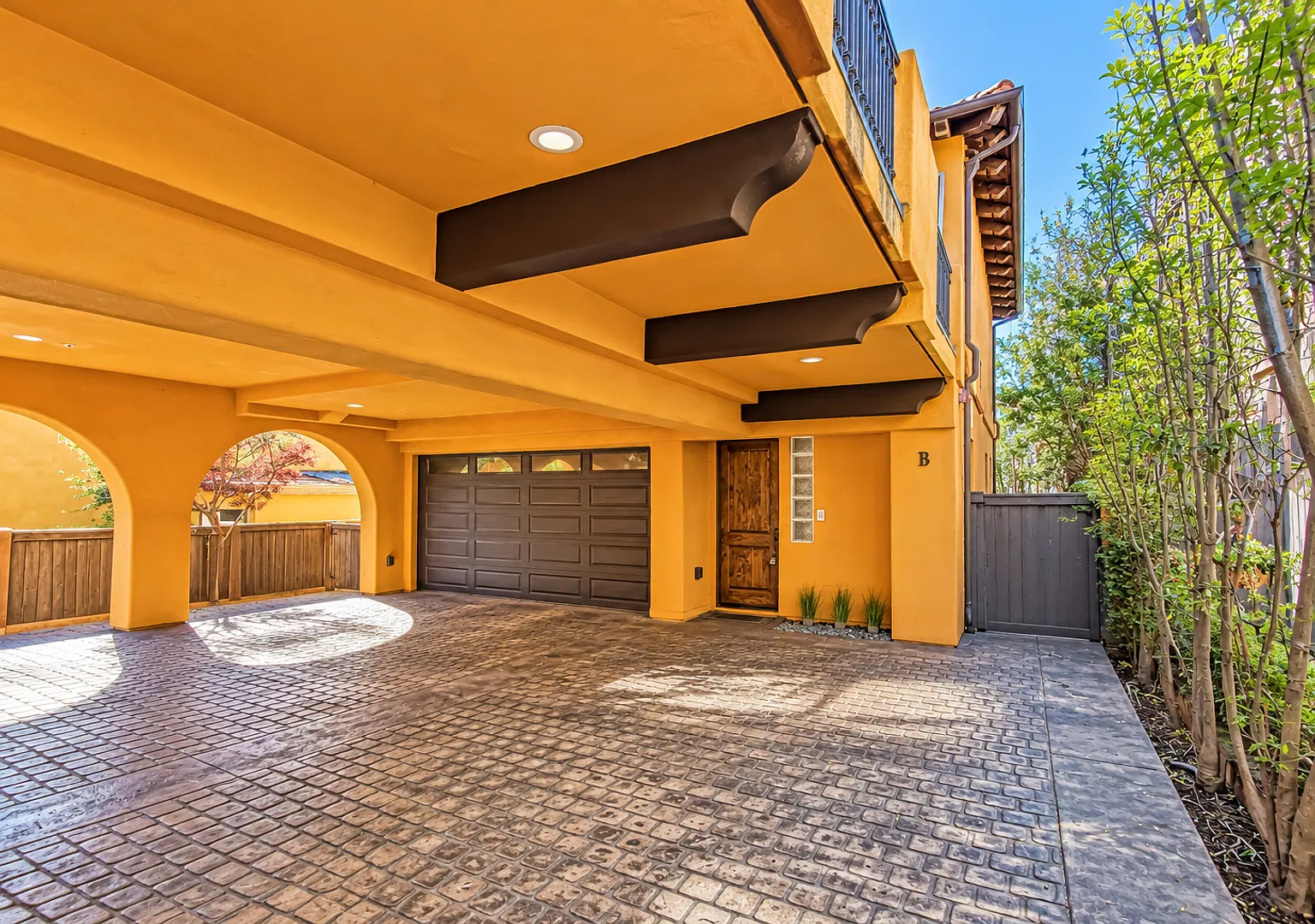 Spacious & Secluded, Spanish Mediterranean Rear Unit Townhouse W/ Large Rooftop Deck W/ Ocean/Pv ... — Photo 2