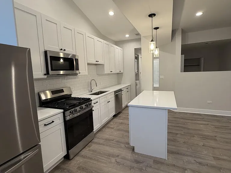 2247 W Lawrence Ave #3 — Photo 4