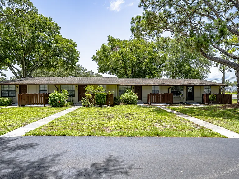 Camellia Court Apartments — Photo 35