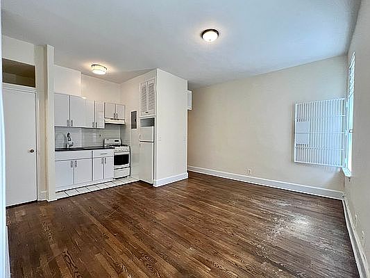 3rd image of 101 W 68th St APT 3C