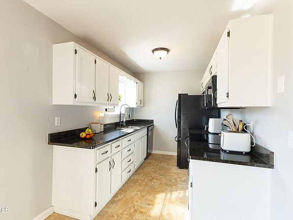 4th image of 400 Hallbrook Dr #17