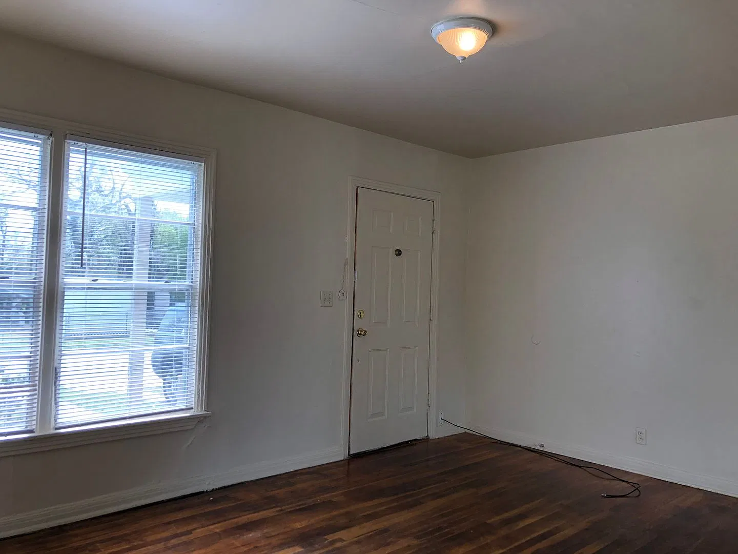 Available Now 2 Bedroom 1 Bath Home In West Fort Worth — Photo 2