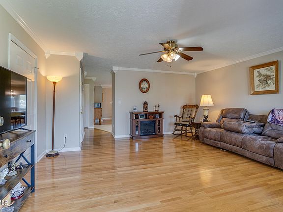 3rd image of 305 Hawkins Ave