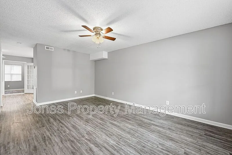 2 bed, 1.5 bath, $925 — Photo 4