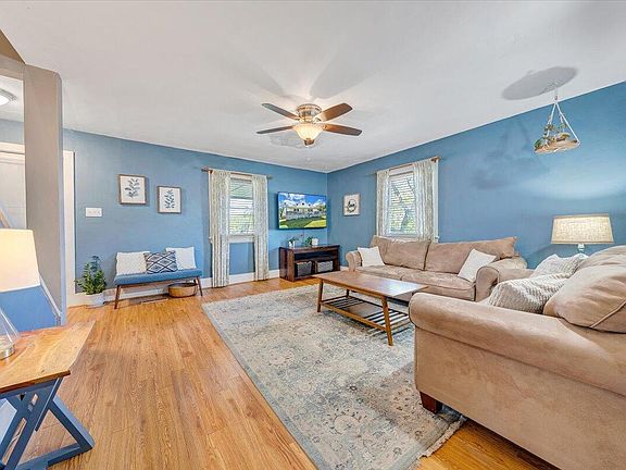4th image of 1520 23rd St NE