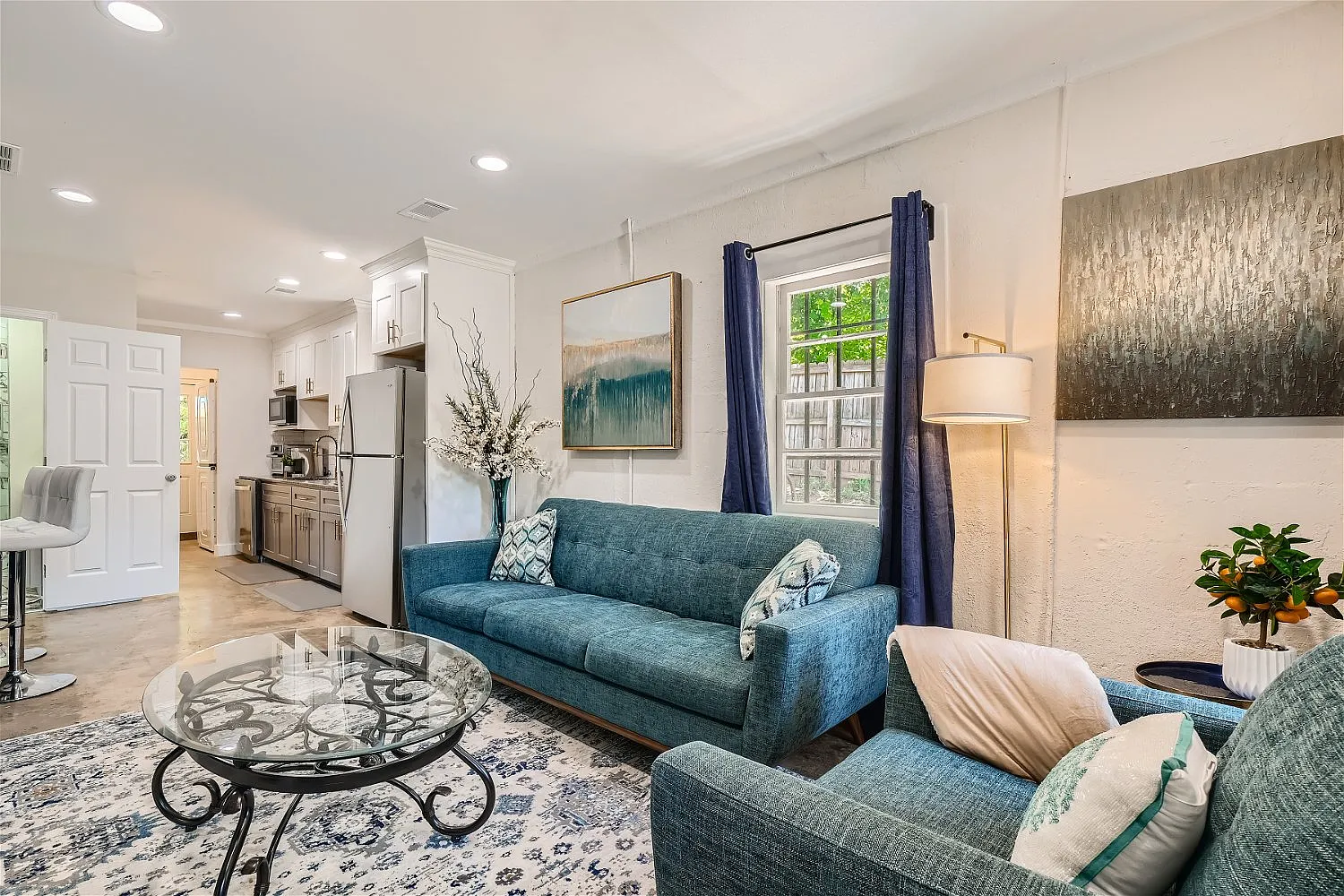 3 bed, 720 sqft, $2,500 — Photo 3