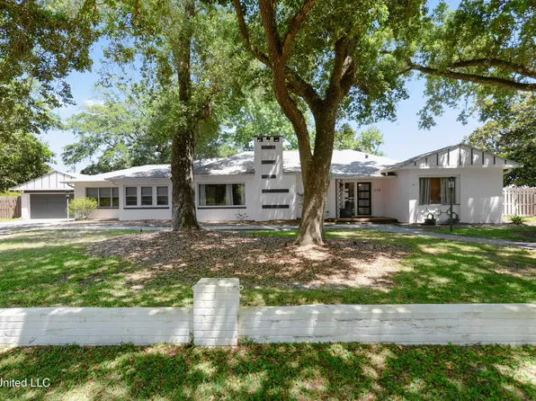 114 Camellia Dr, Pass Christian, MS 39571
