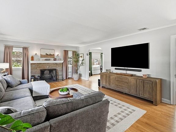 2nd image of 2766 Larchmont Rd