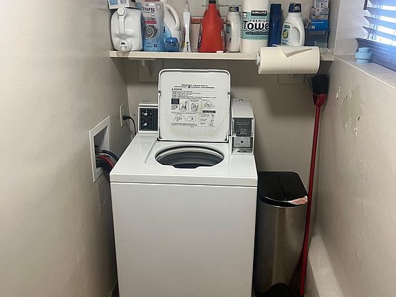 6227 Greenleaf W Communal Laundry Room Washer