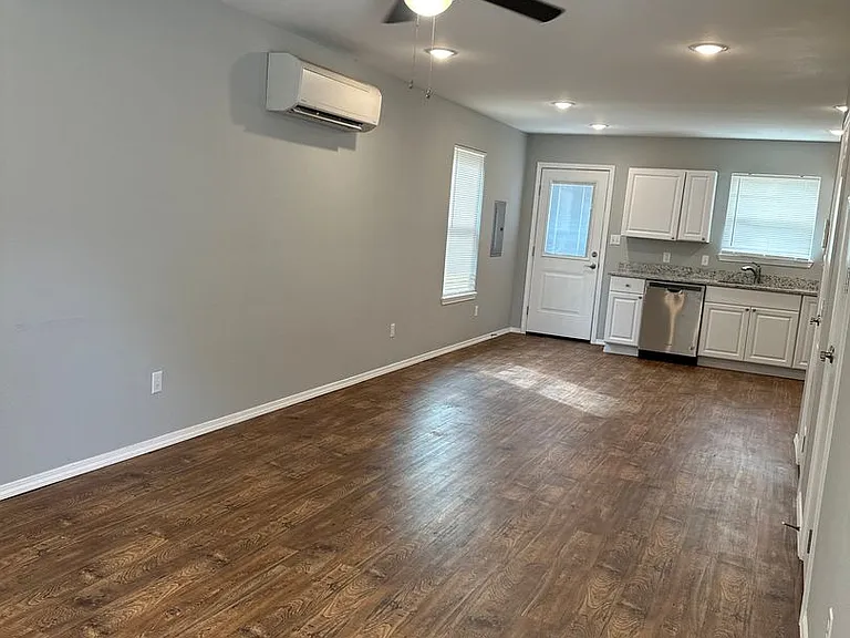 96 N School St — Photo 3