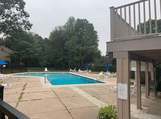 16 Greenbriar Dr, Farmington, CT 06032