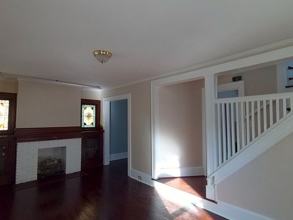 3rd image of 6 Park Dr W