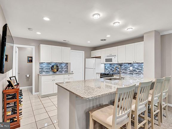 3rd image of 1643 S Hayes St #1
