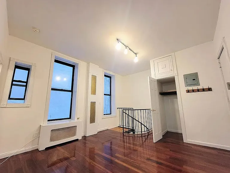 274 W 19th St #1V — Photo 1