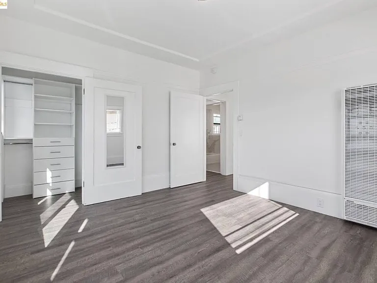 494 41st St #B — Photo 12