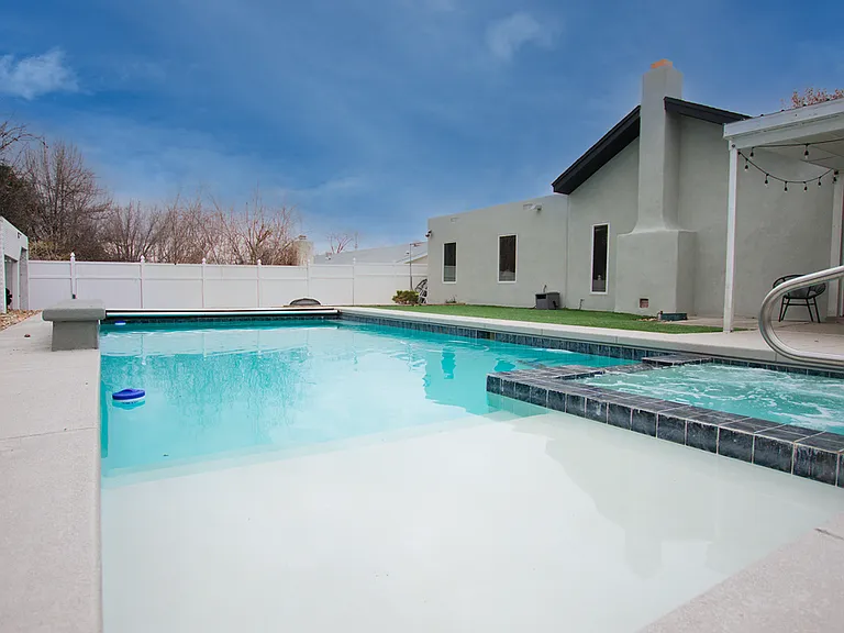 9514 Avenida Del Oso NE — Photo 1