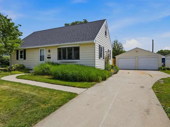 3858 Terrace Hill Dr NE, Cedar Rapids, IA 52402