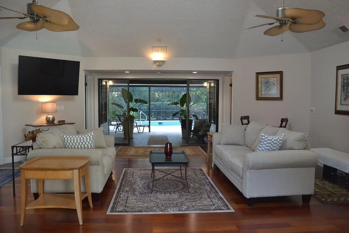 3 bed, 3.0 bath, 2042 sqft, $5,000 — Photo 2