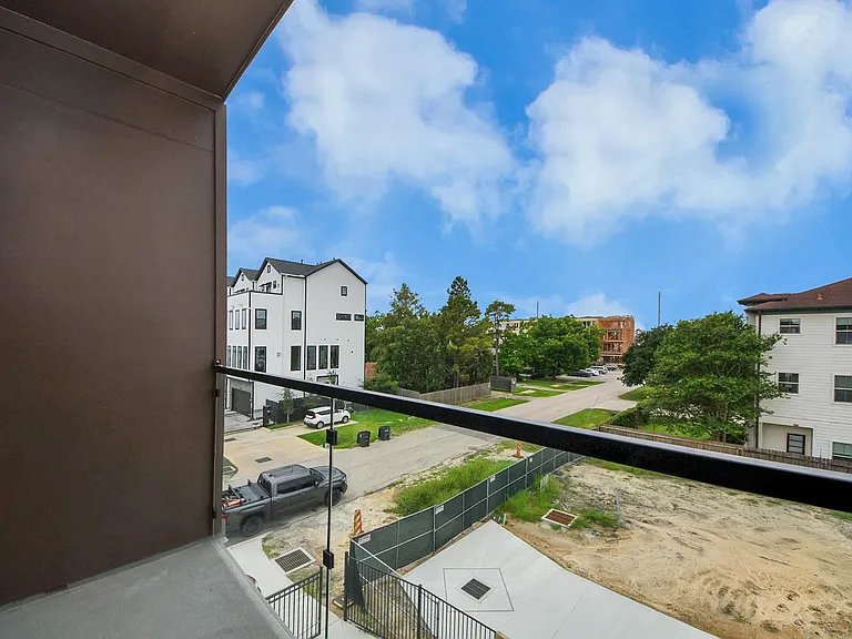 5630 Dolores St — Photo 36