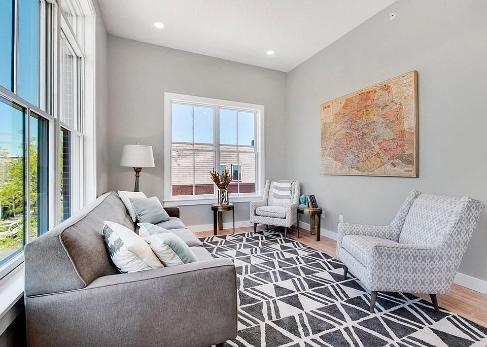 Sunny Living room with High Ceilings