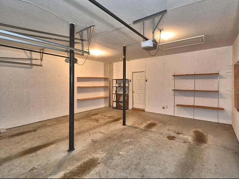 209 Lenox Ln — Photo 37