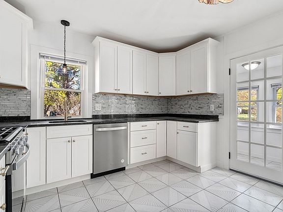 5th image of 9 Woodlawn St