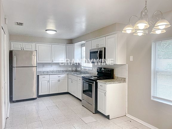 4th image of 2649 Kenwood Dr W